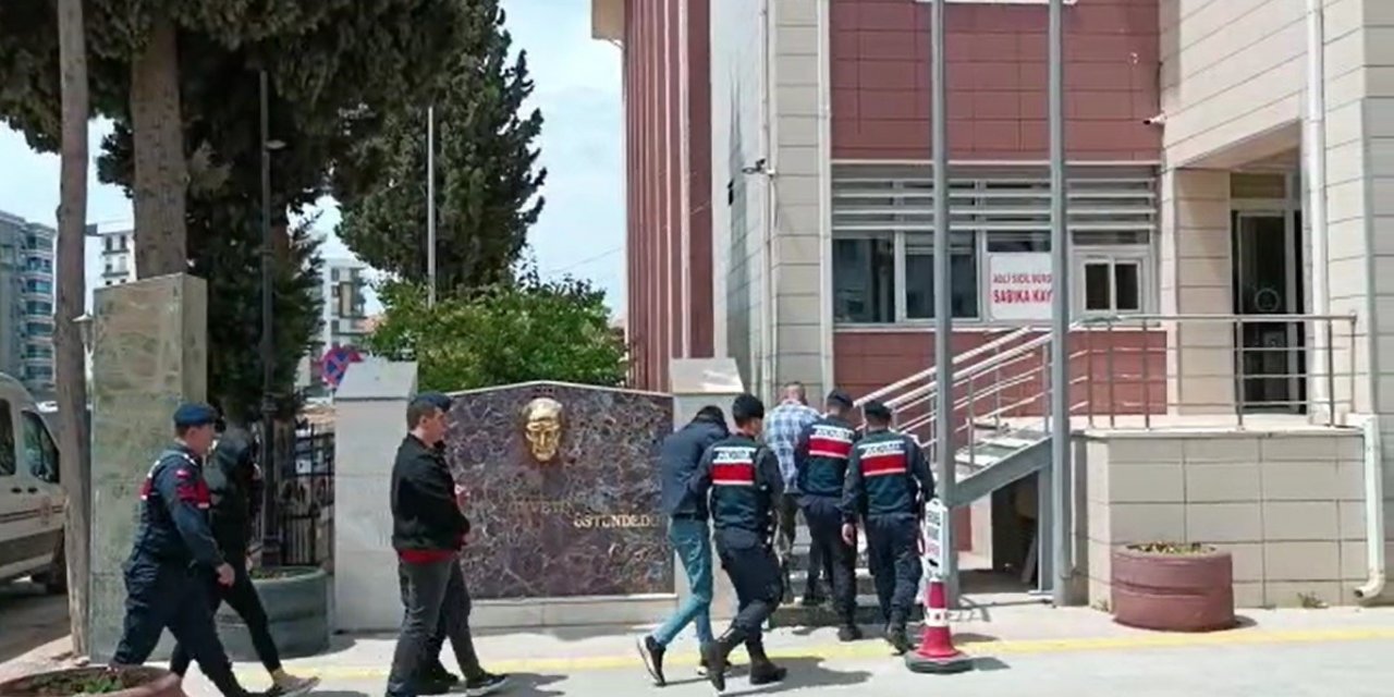 Kendilerini istihbaratçı olarak tanıtıp 150 bin TL’lik ziynet eşyası çaldılar