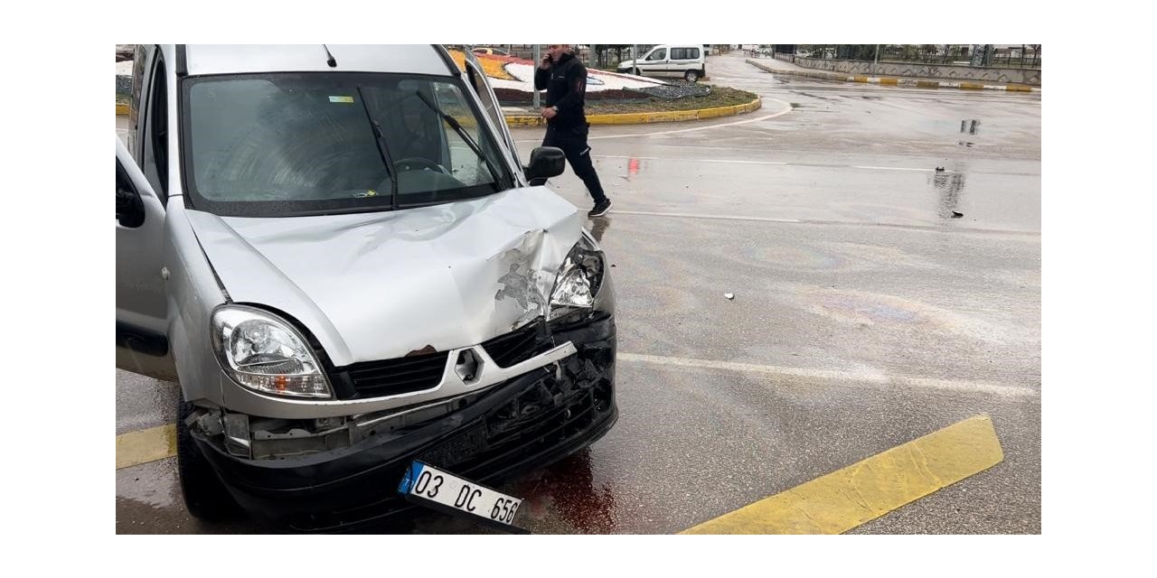 İki aracın çarpıştığı kazada 2 kişi yaralandı