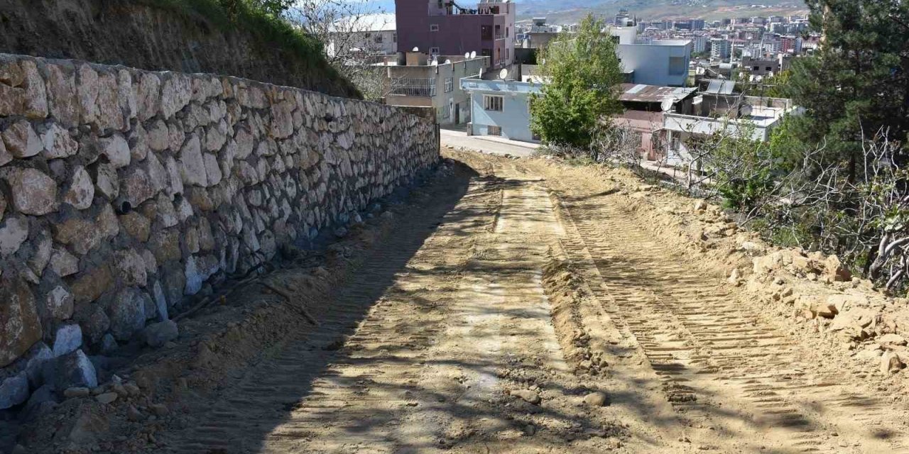Siirt Belediyesi Şeyh Süleyman Mezarlığı’nda yol yapım çalışmasına başladı