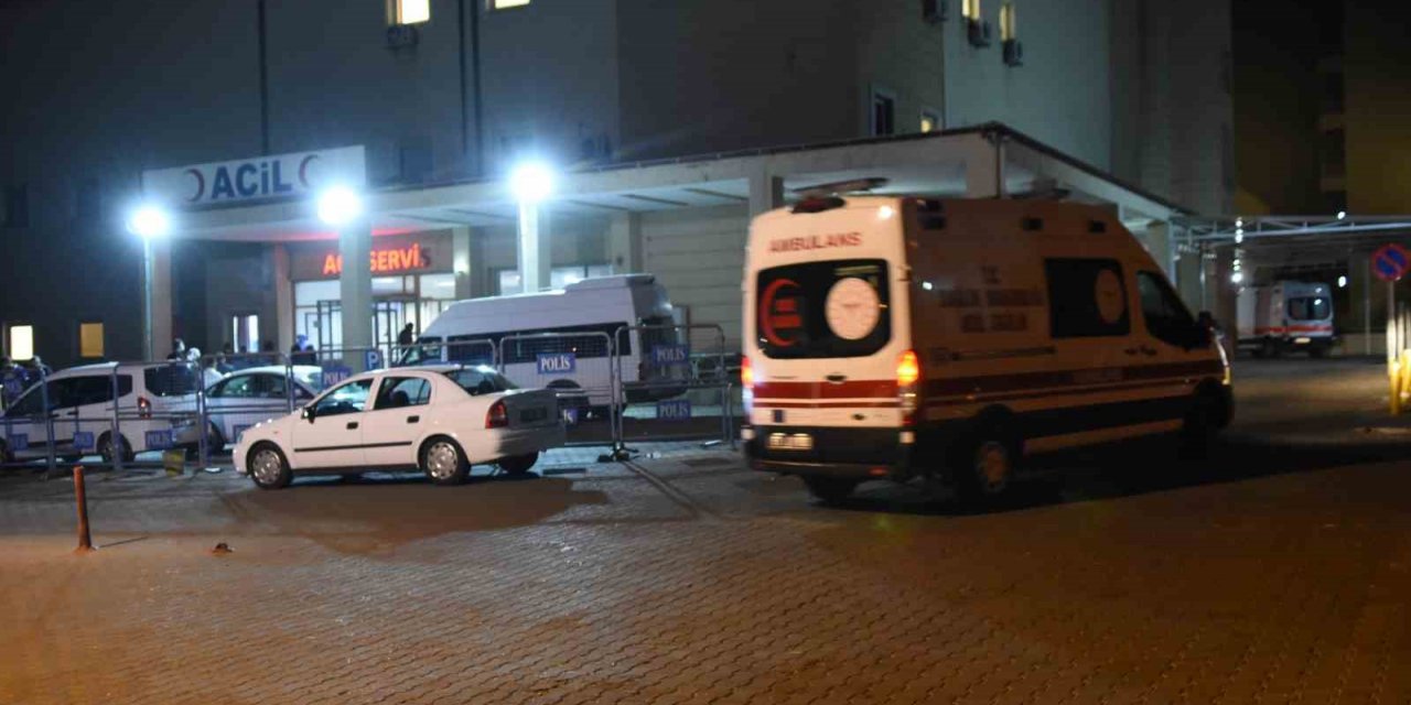 Park halindeki römorka çarpan otomobilin sürücüsü hayatını kaybetti