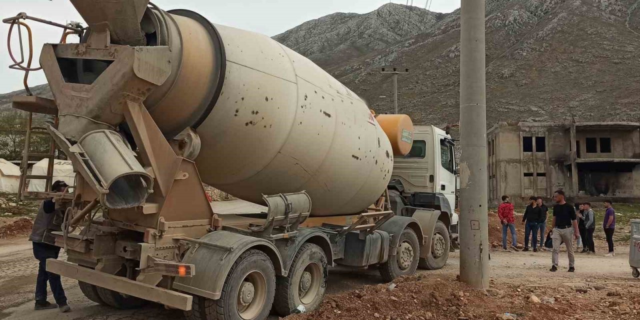 Beton mikserinin altında kaldı