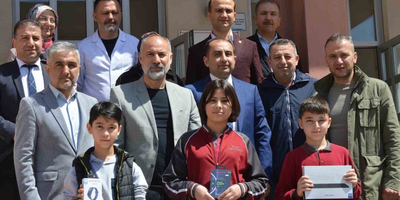 Tavşanlı’da "Yetim" konulu kompozisyon yarışmasında dereceye giren öğrenciler ödüllendirildi