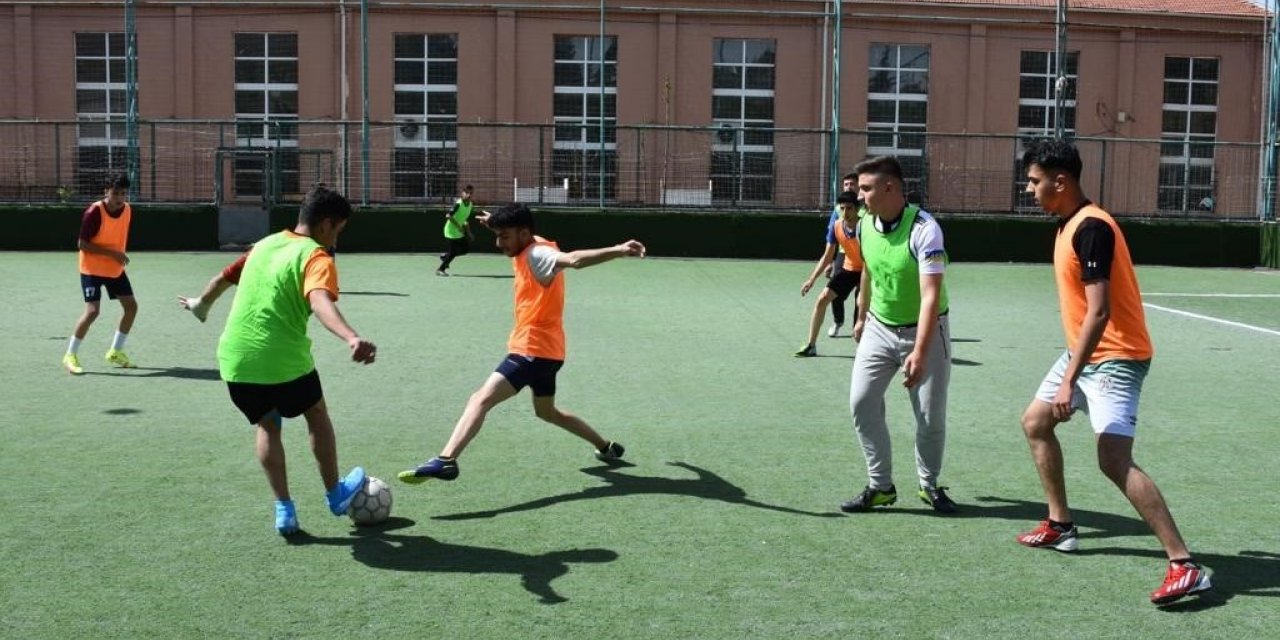Eskişehir’e deprem bölgesinden gelen öğrenciler ile dostluk maçı