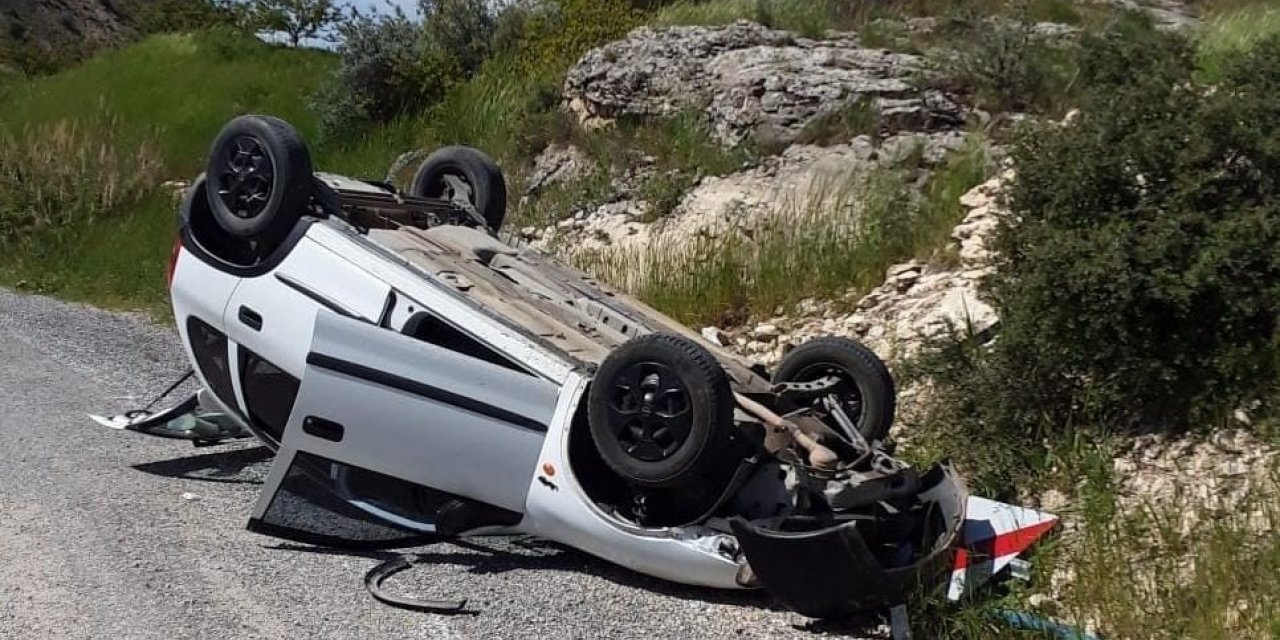 Kayaya çarpan otomobil devrilip ters döndü: 1 yaralı