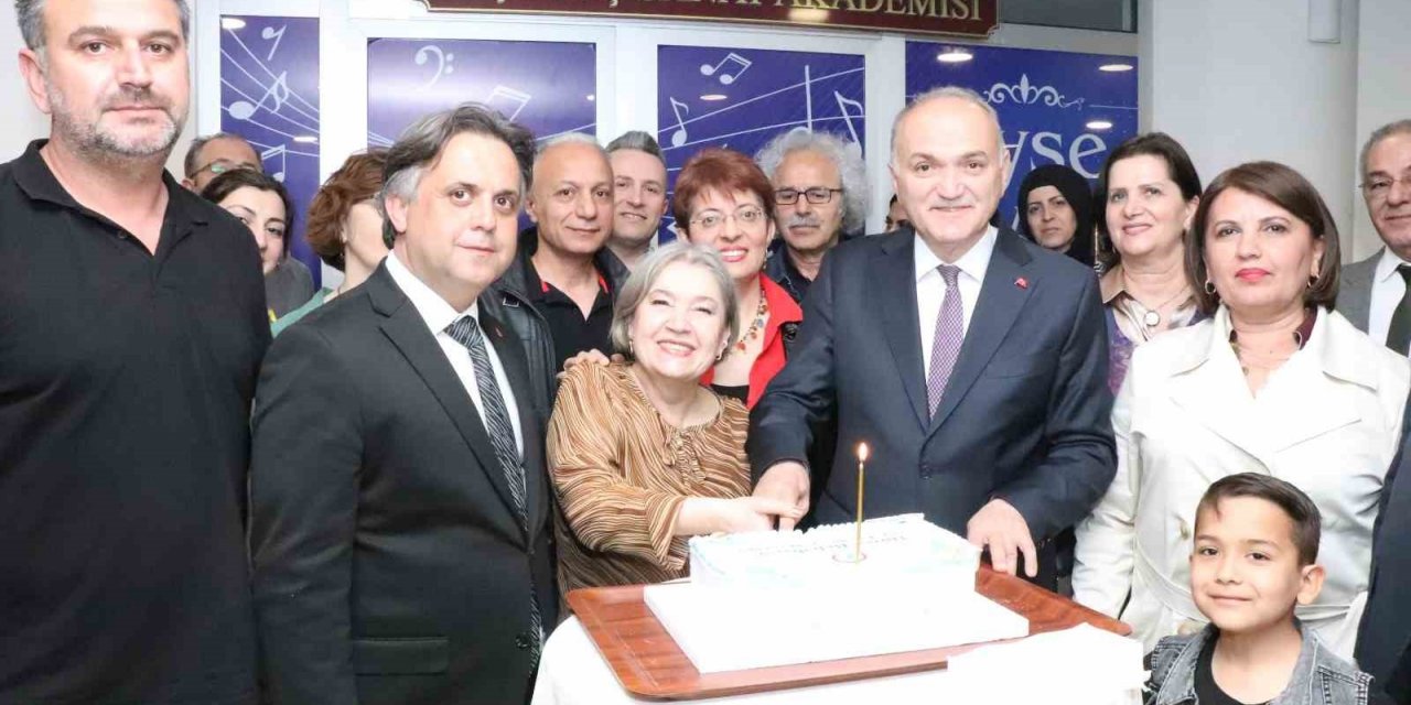 Sanat akademisinin resmi açılışını yaptı