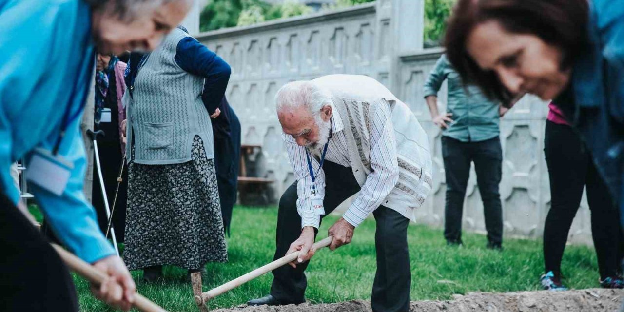 Alzheimer Yaşam Merkezi’nde fideler toprakla buluştu