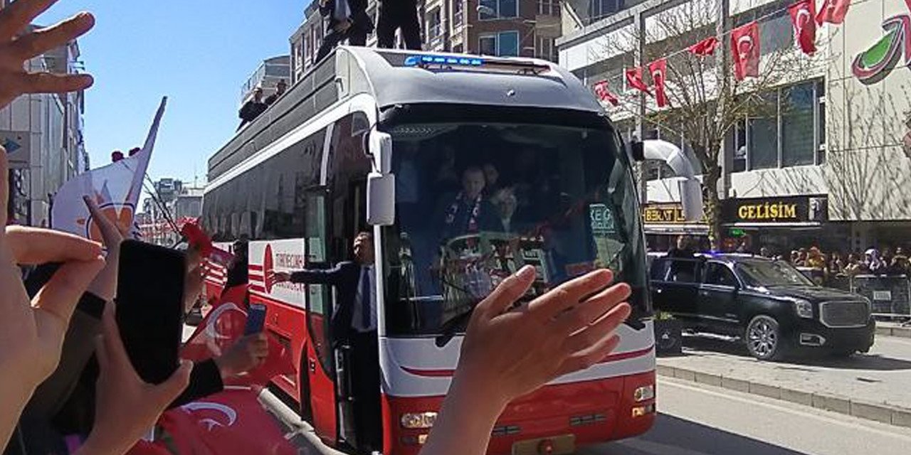 Erdoğan’a karanfilli karşılama