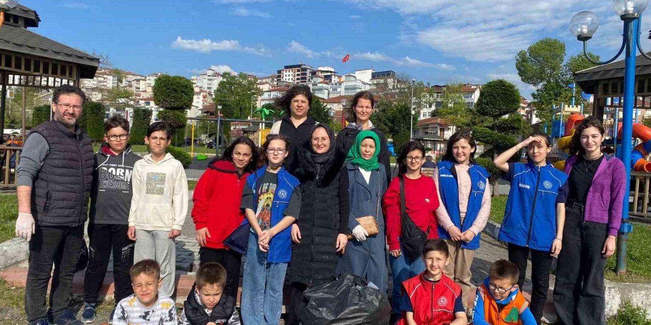 Alaplı Gençlik Merkez öğrencileri sahil kıyısında çevre temizliği yaptı