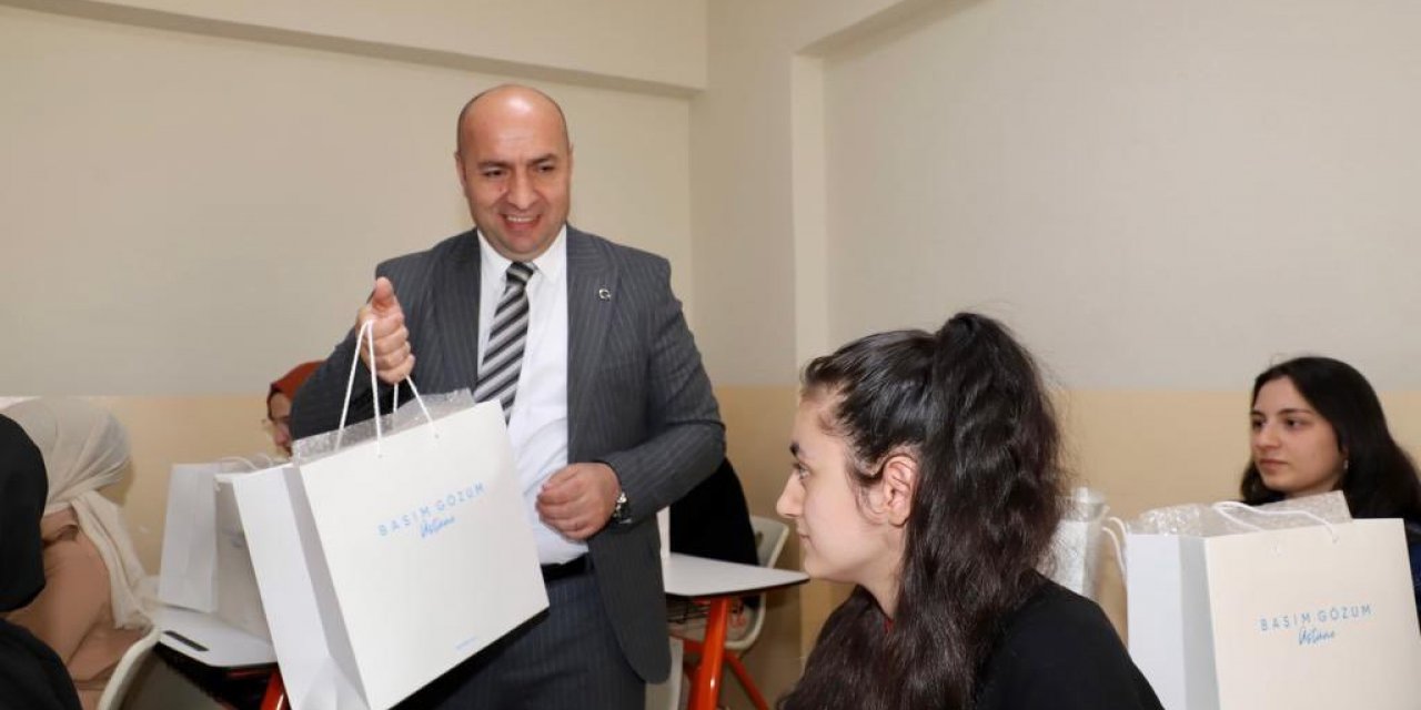 Akademi Lise öğrencilerine 6 bin kitap hediye edildi