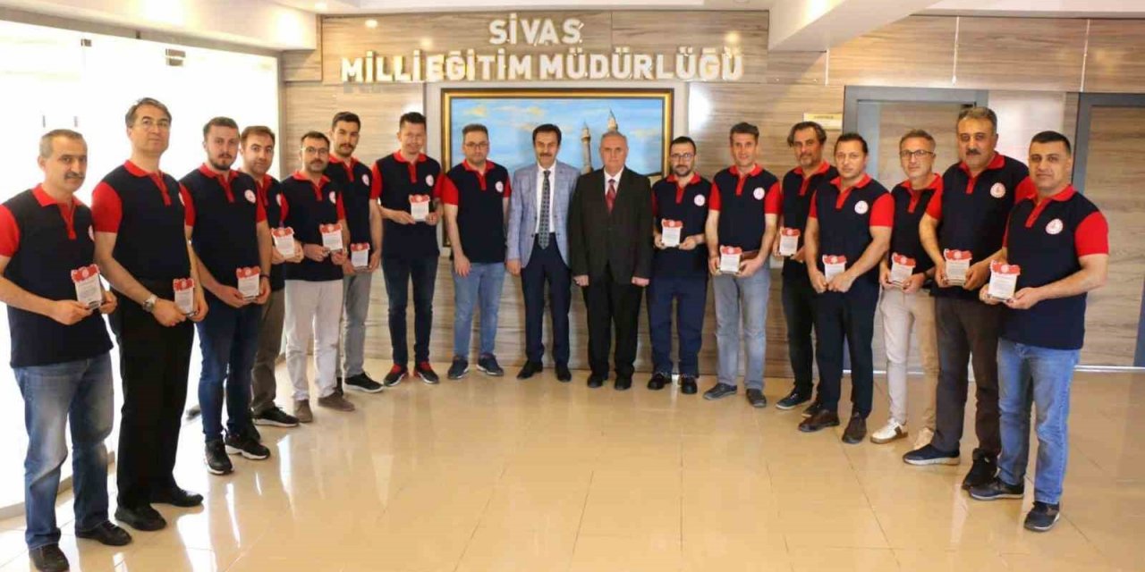 Bakan Özer’den Sivas AKUB’a plaket