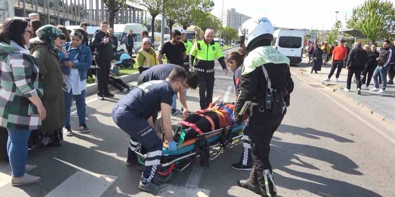 Motosiklet yayaya çarptı: 2 yaralı