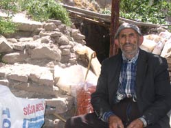 Hayvanları için mağarada yaşıyor