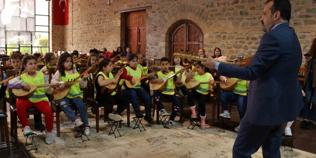 İlkokul öğrencilerinden Nazilli’de mini bağlama konseri