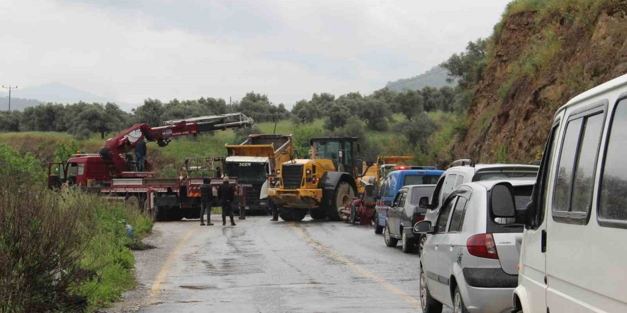Kamyon şoförünün acelesi, trafiği felç etti