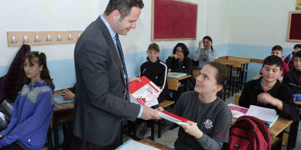 Muğla’da öğrenciler için yeni kaynak kitaplar ücretsiz olarak dağıtılmaya başladı