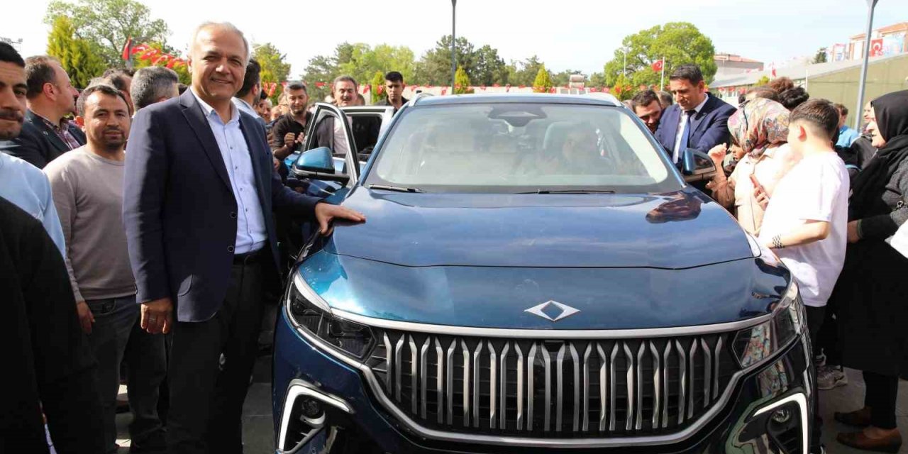 Başkan Üçok TOGG’un direksiyonuna geçti: “TOGG bir yapıldı, pir yapıldı”