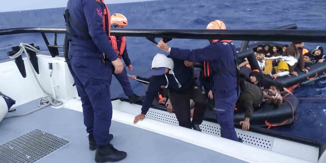 Yunanistan’ın geri ittiği 59 göçmeni Sahil Güvenlik kurtardı