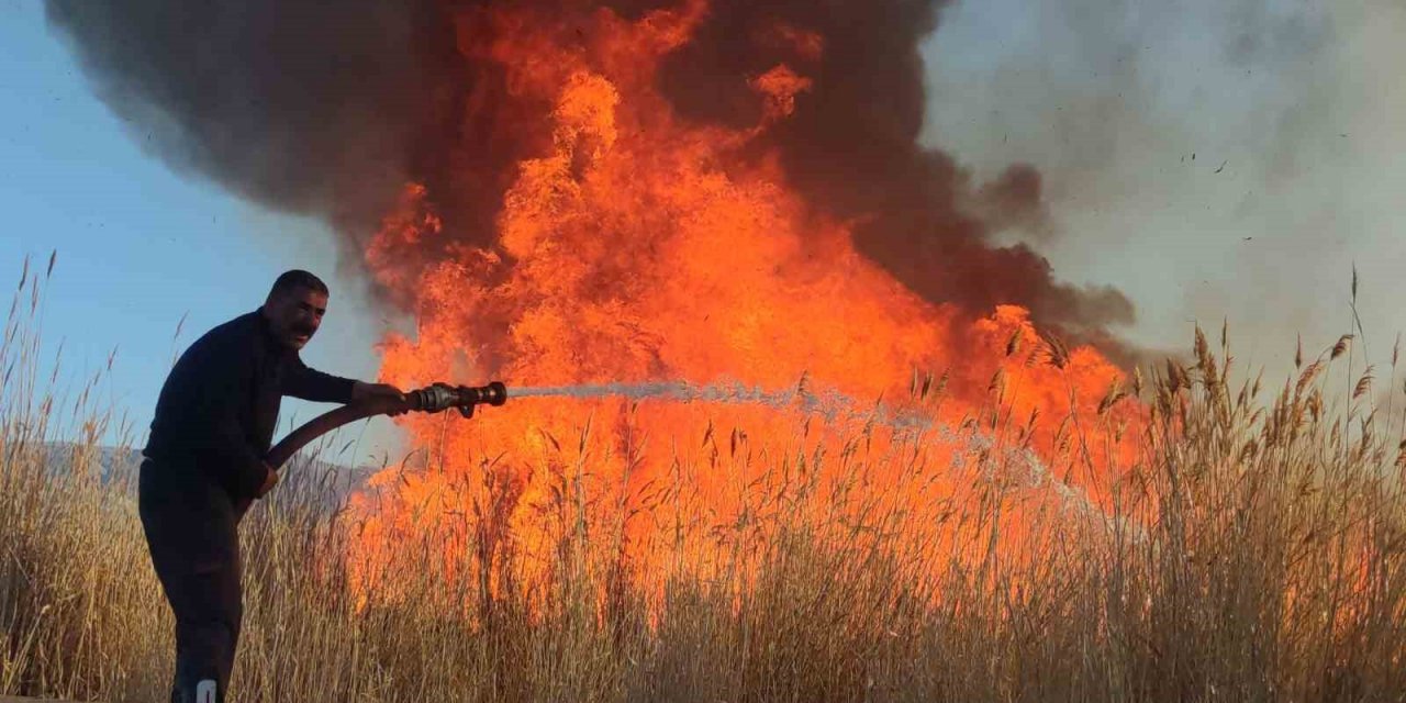 Erçek sazlığı 3 saatlik çalışma sonrası söndürüldü