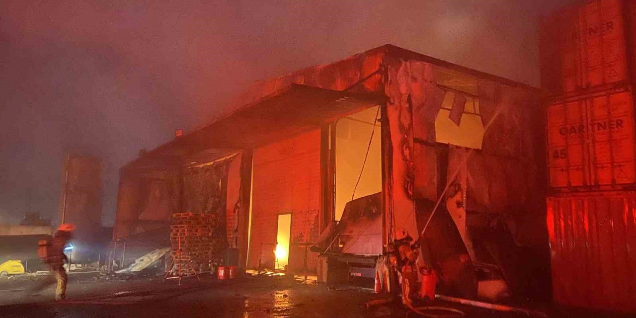 Büyükçekmece’de lojistik deposunda yangın