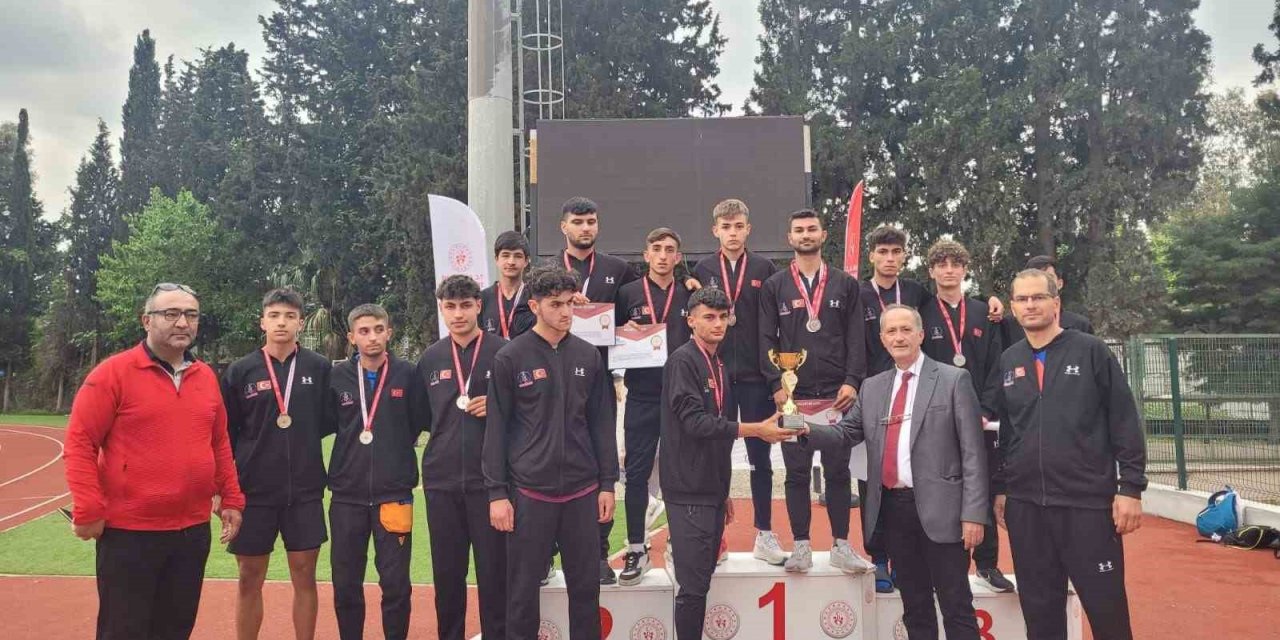 Adanalı öğrenciler atletizmde Türkiye Şampiyonu oldu