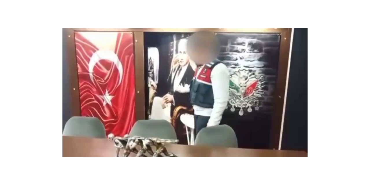 Kumarhanenin kapısını Atatürk portresi ile gizlemişler