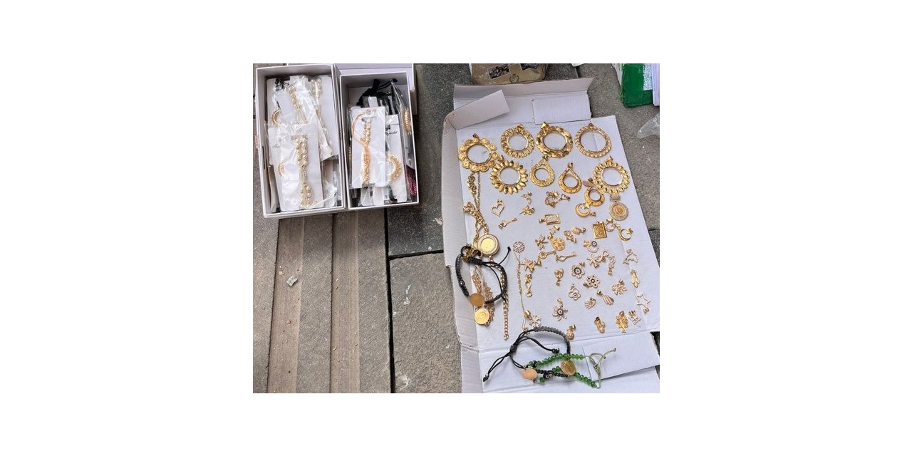 Enkazlardan çıkan değerli eşyalar sahiplerine teslim ediliyor