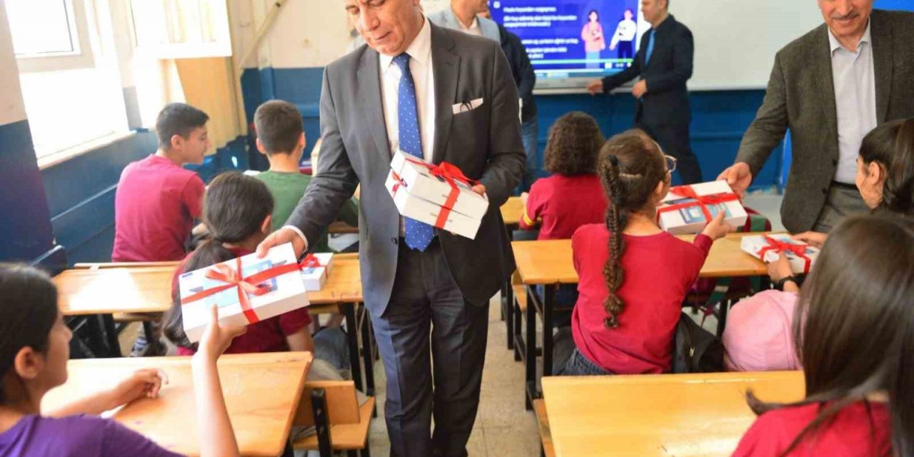 Adana’da depremzede öğrencilere tablet dağıtıldı