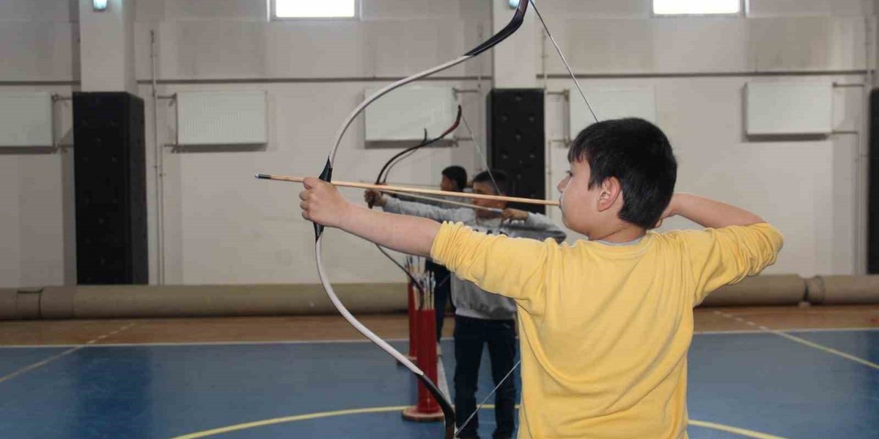 Erzincan’da minik ‘okçular’ yetişiyor