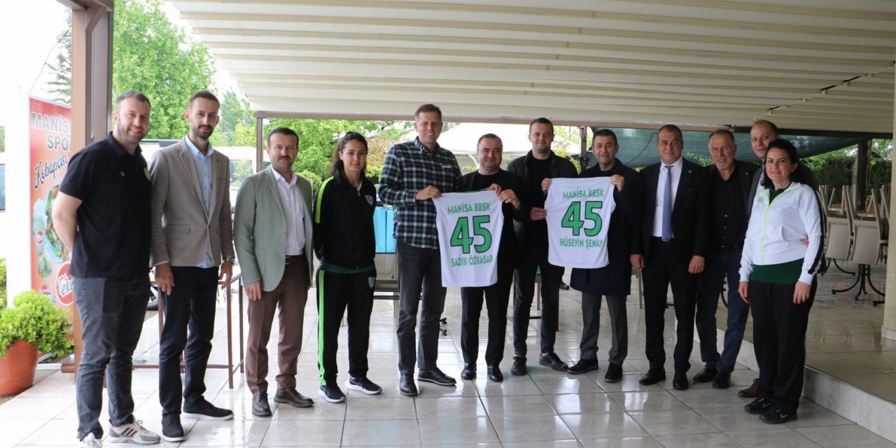 Şampiyon voleybolcular yemekte ağırlandı