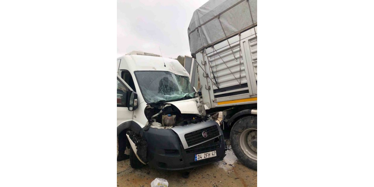 Park halinde bulunan tıra arkadan çarptı