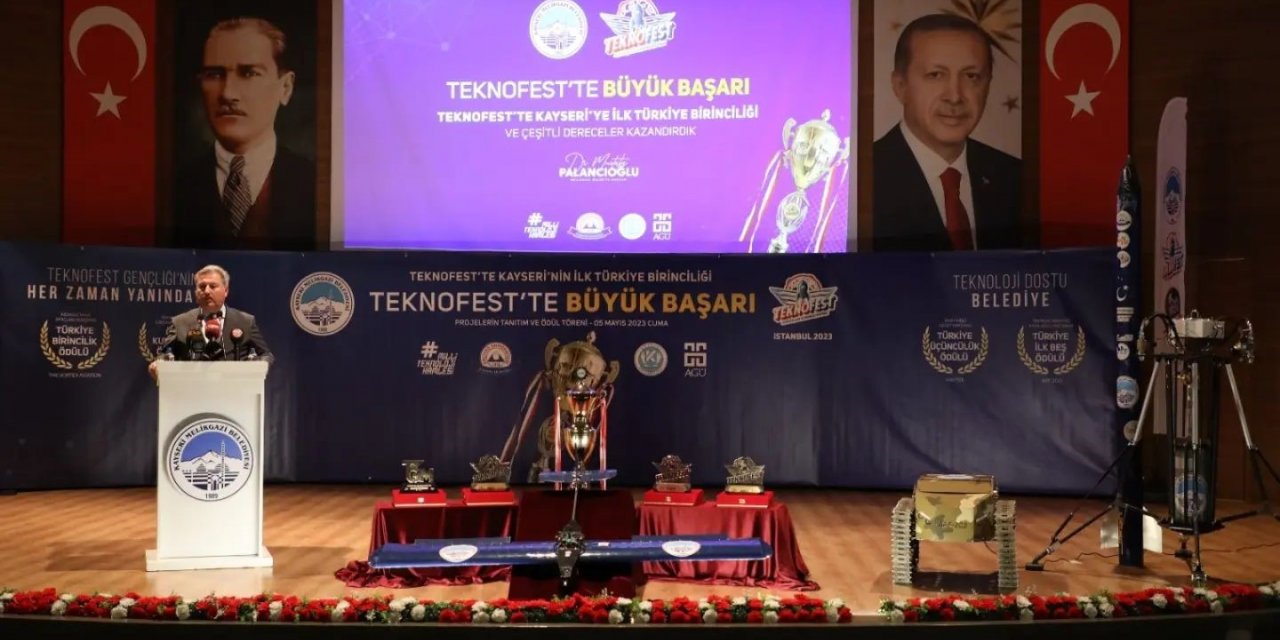 Melikgazi Belediyesi TEKNOFEST gururlarını Hulusi Akar’ın elinden ödüllendirdi