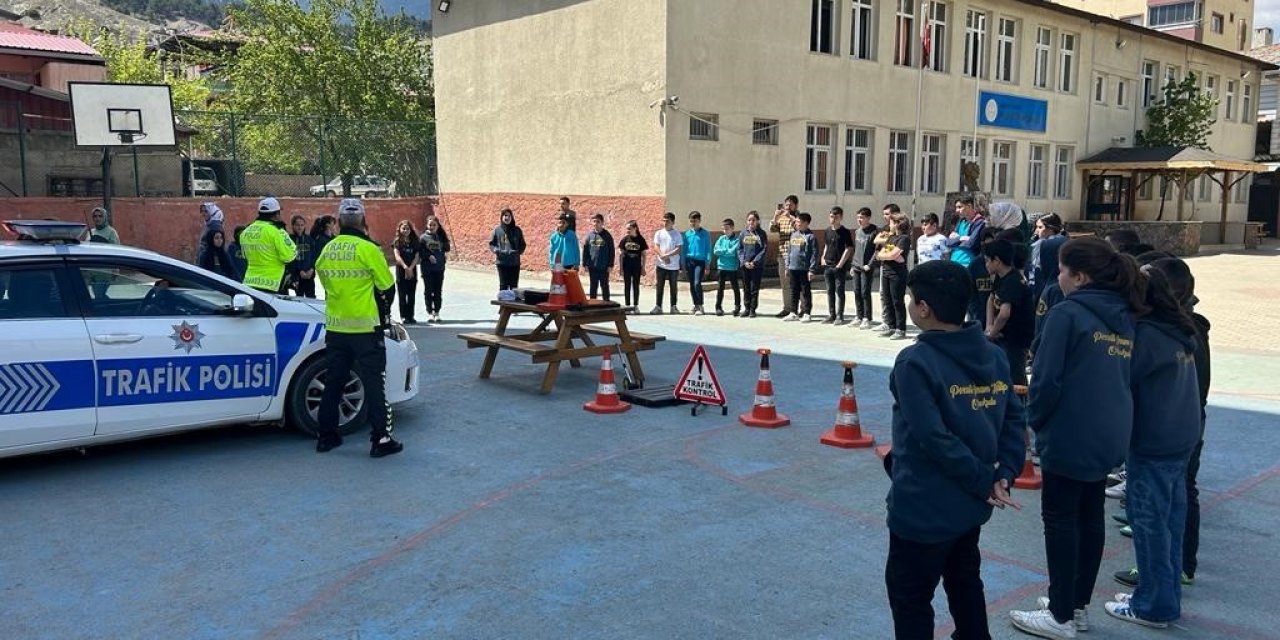 Adana’da ortaokulu öğrencilerine trafik eğitimi verildi
