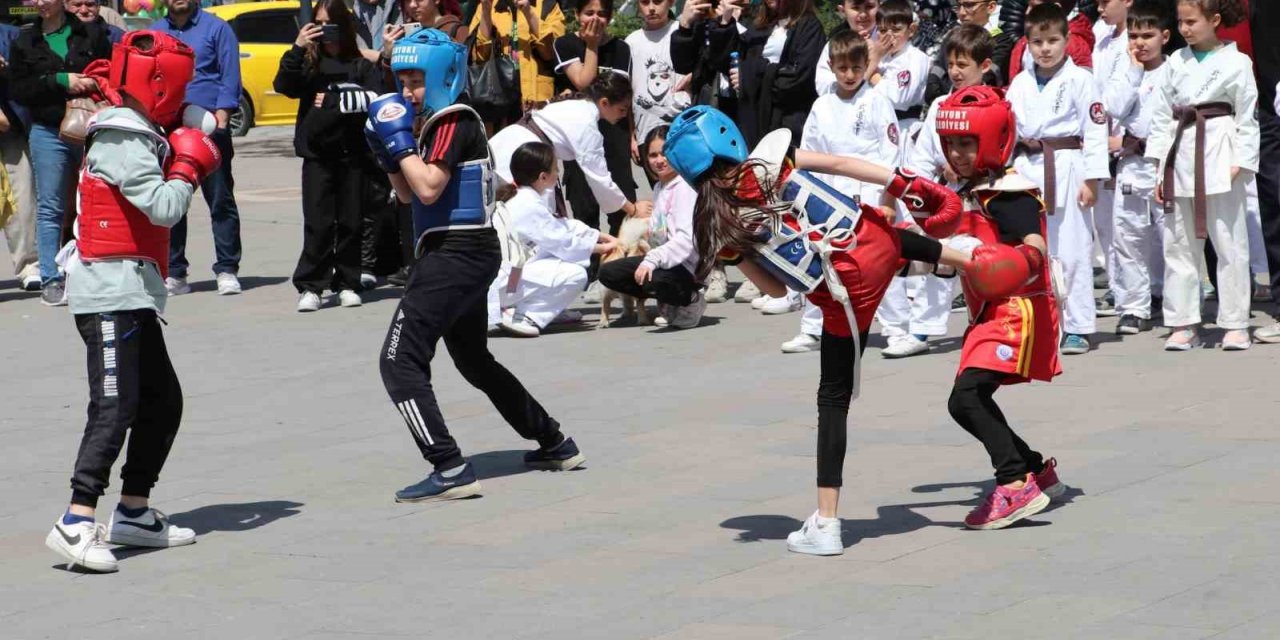 Meydanlar çocuk ve gençlerle şenlendi