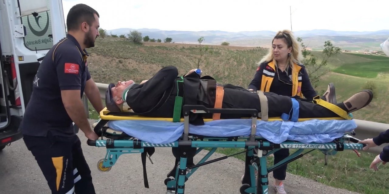 Cenazeye giden ailenin bulunduğu otomobil tır ile çarpıştı: 3 yaralı