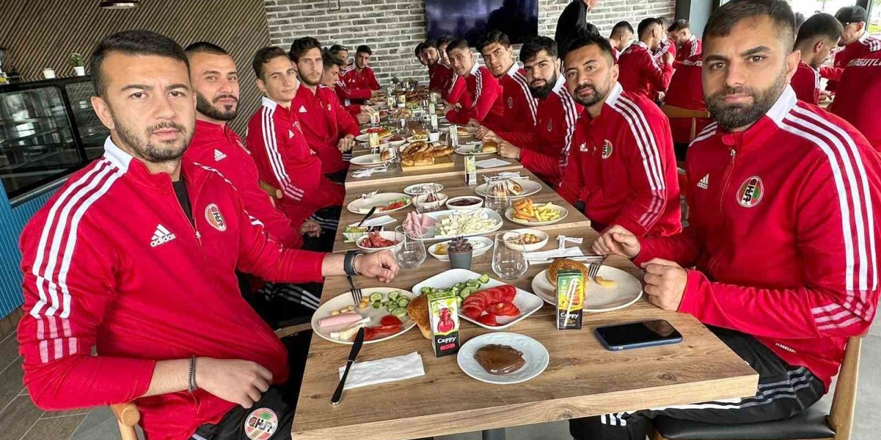 Turgutlusporlu futbolcular moral depoladı