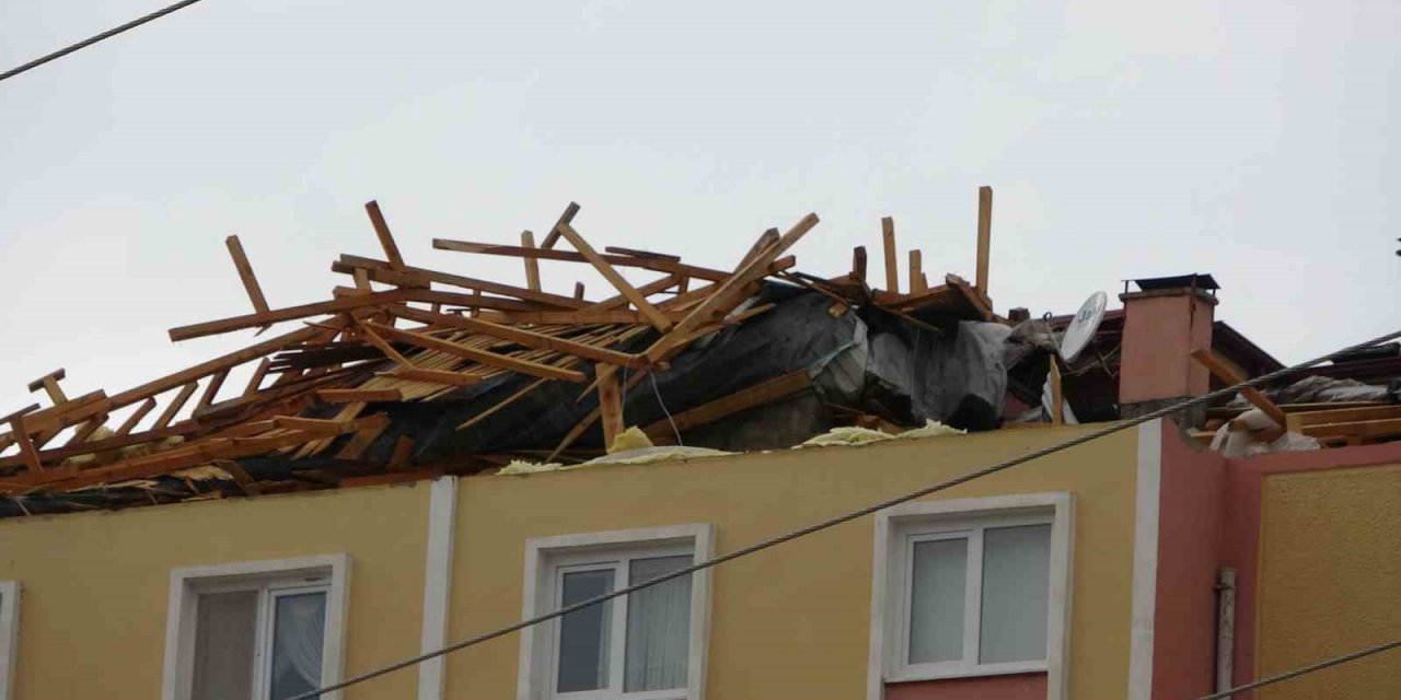 Sivas’ta kuvvetli rüzgar çatıyı yerinden söktü