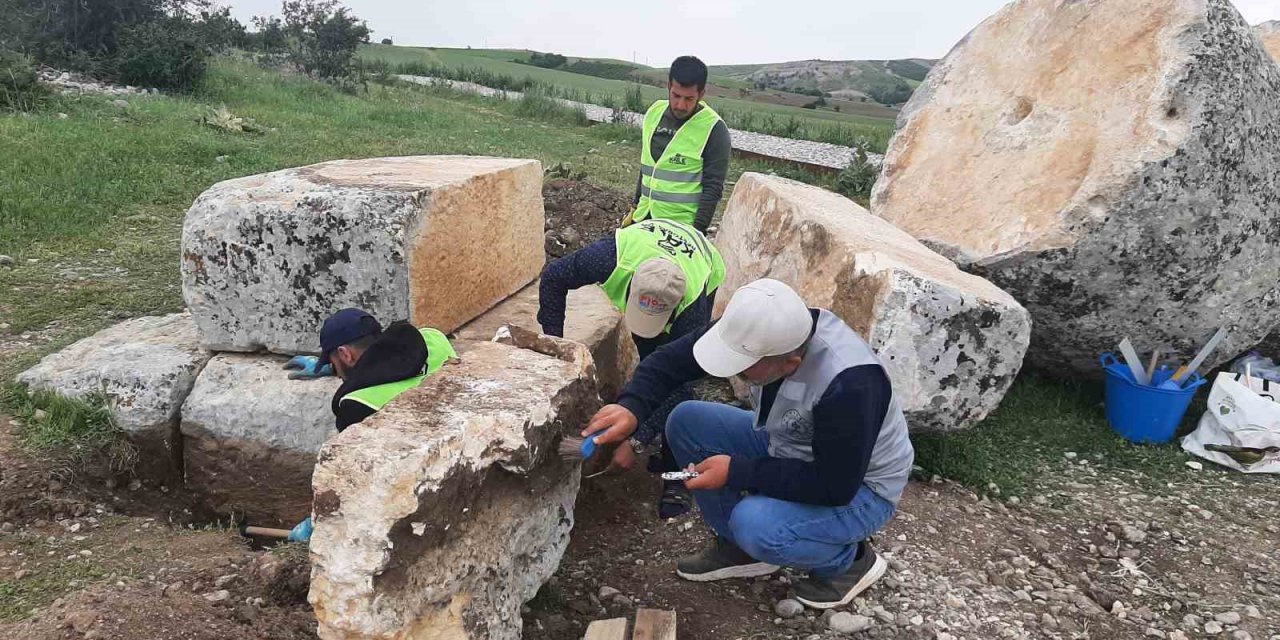 Depremde yıkılan tokalaşma sütunu yeniden ayağa kaldırılıyor