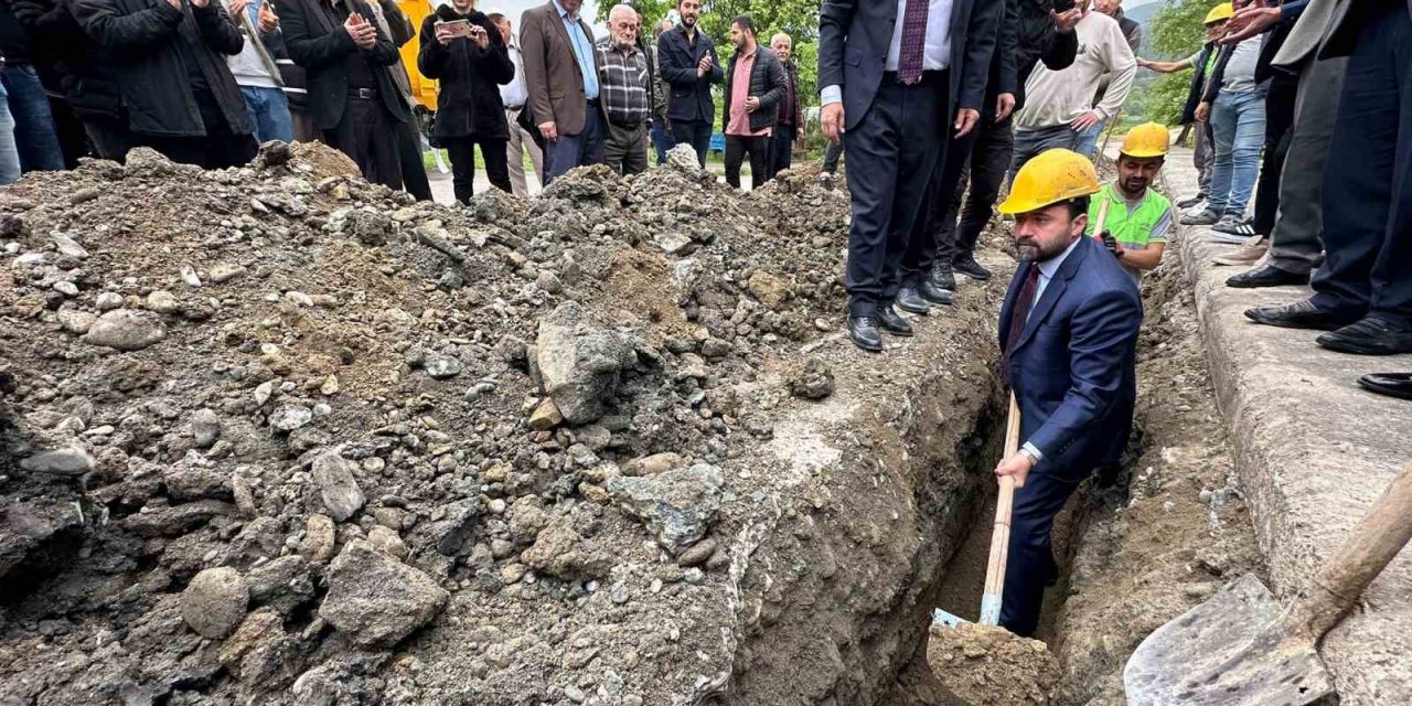 Eline kürek alıp doğalgaz çalışmalarına katıldı