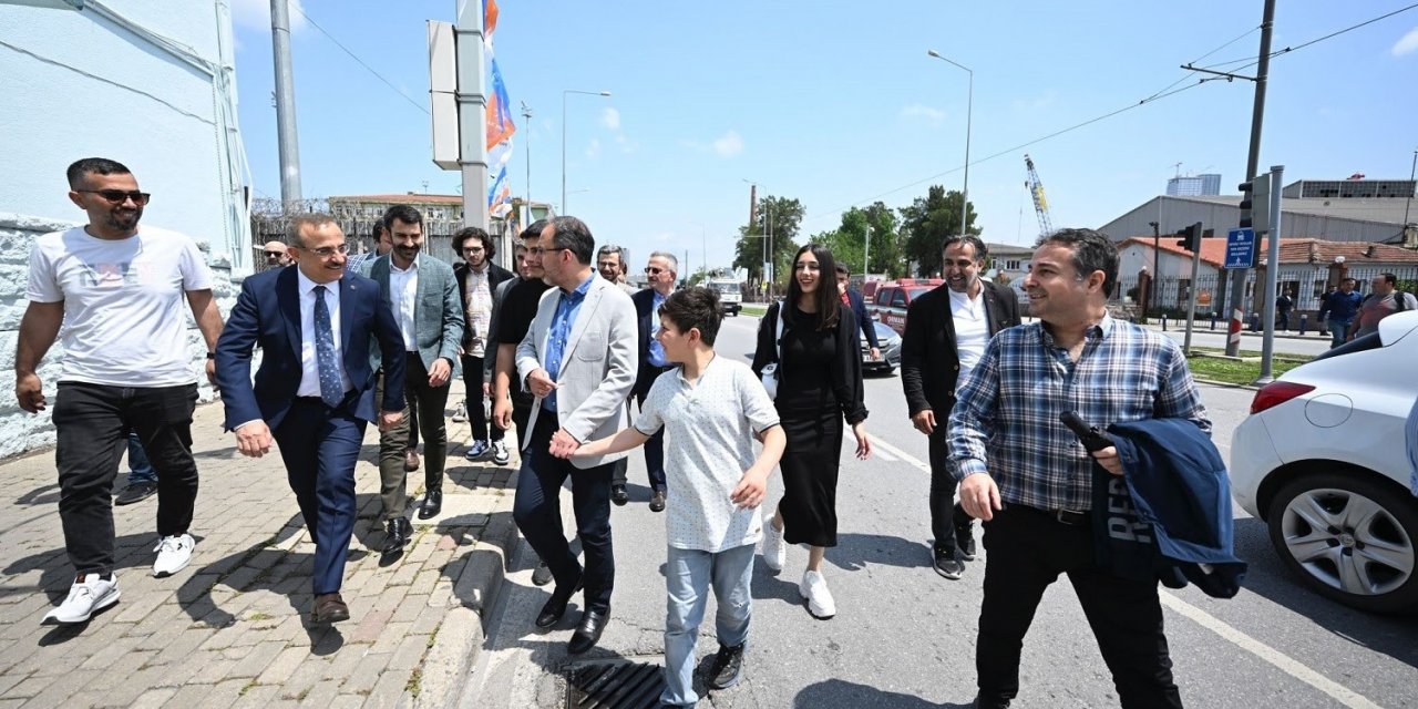 TCG Anadolu’ya ilgi İzmir trafiğini kilitledi: Bakan Kasapoğlu araçtan inip yürüdü