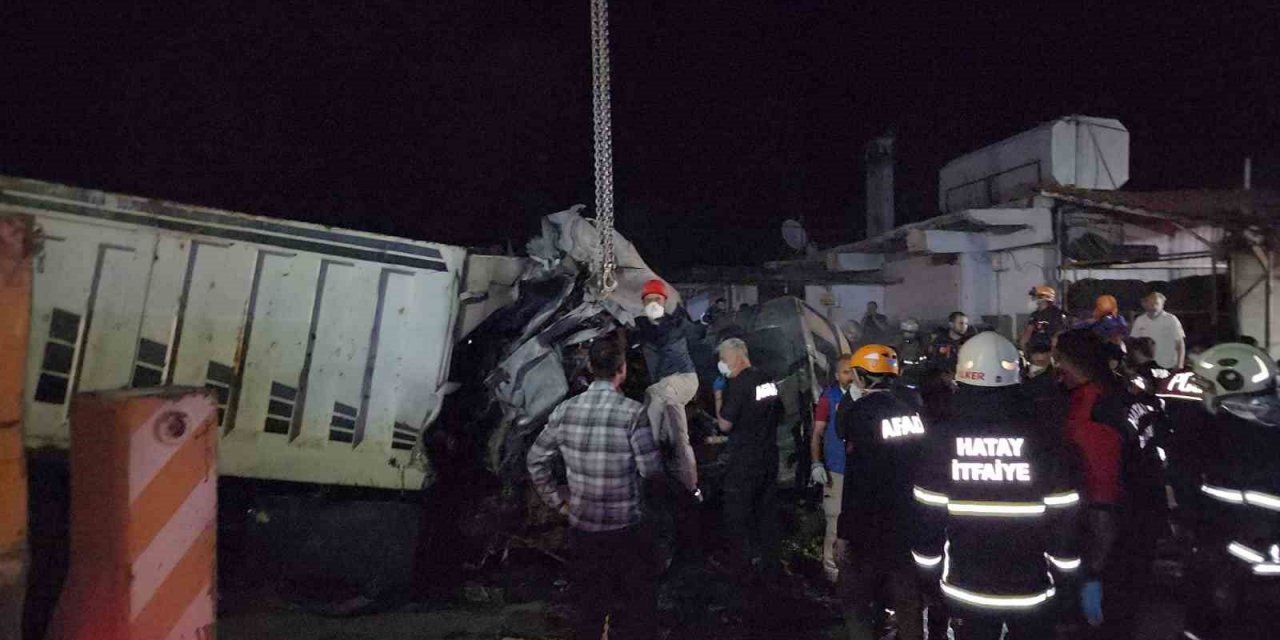 Hatay’daki feci kazada ölü sayısı 6’ya yükseldi, 32 kişi yaralandı