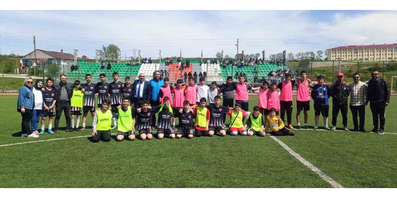 Kadın antrenörün çalıştırdığı erkek futbol takımı şampiyon oldu