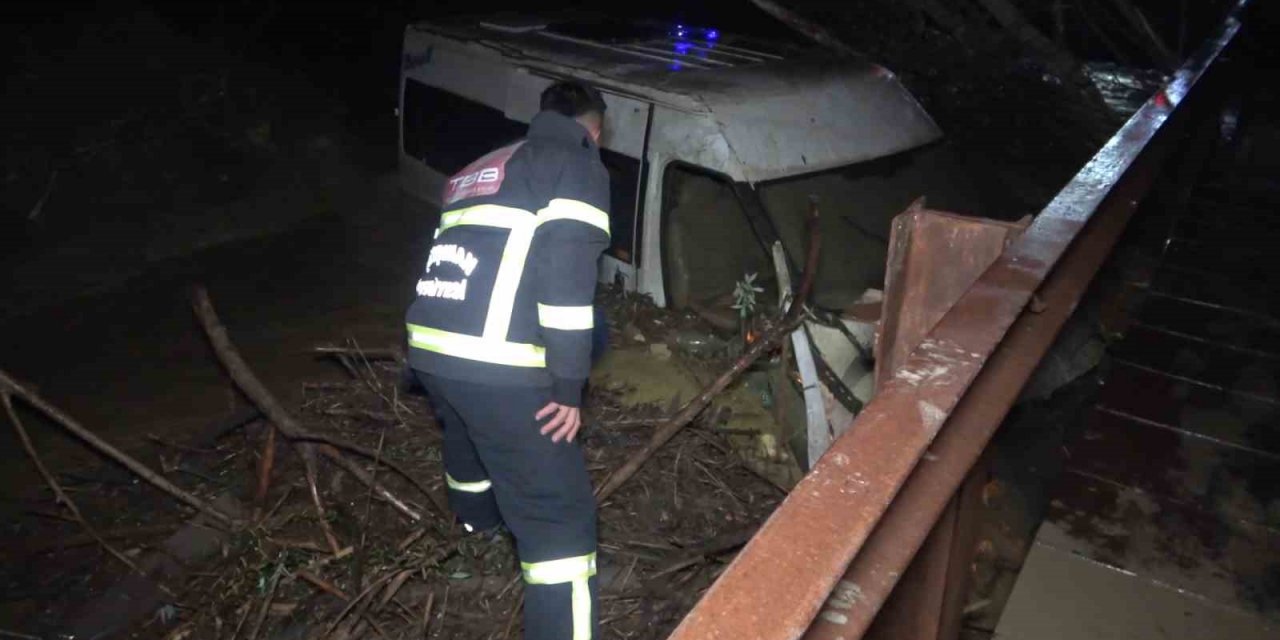 Sel suları minibüsü dereye yuvarladı: Suya kapılan 6 işçi ölümden döndü