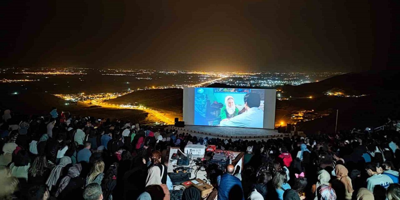 Yeşilçam’ın yıldızı Koçyiğit, Mardin açık hava sinemasında sevenleriyle rol aldığı filmi izledi