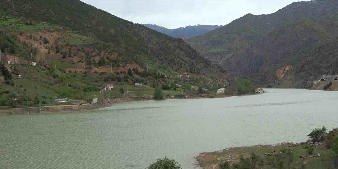 Kış mevsiminde çöle dönen Torul Baraj Gölü’nde su seviyesi normale döndü