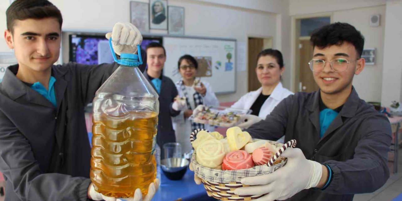 Okulun mutfağında biriken atık yağları kullanıp sabun ürettiler
