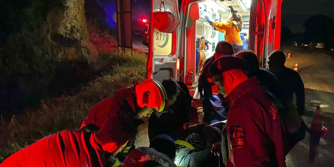 Otomobil uçuruma yuvarlandı: 2 yaralı