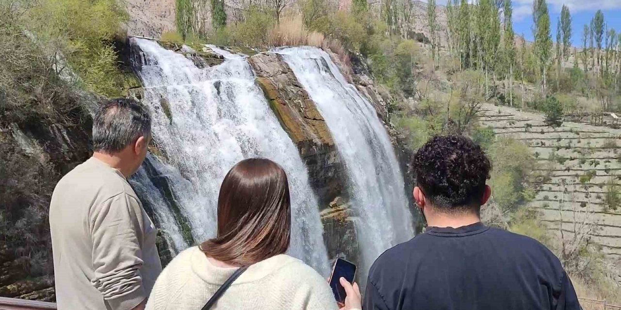 Tortum Şelalesinde turizm sezonu açıldı