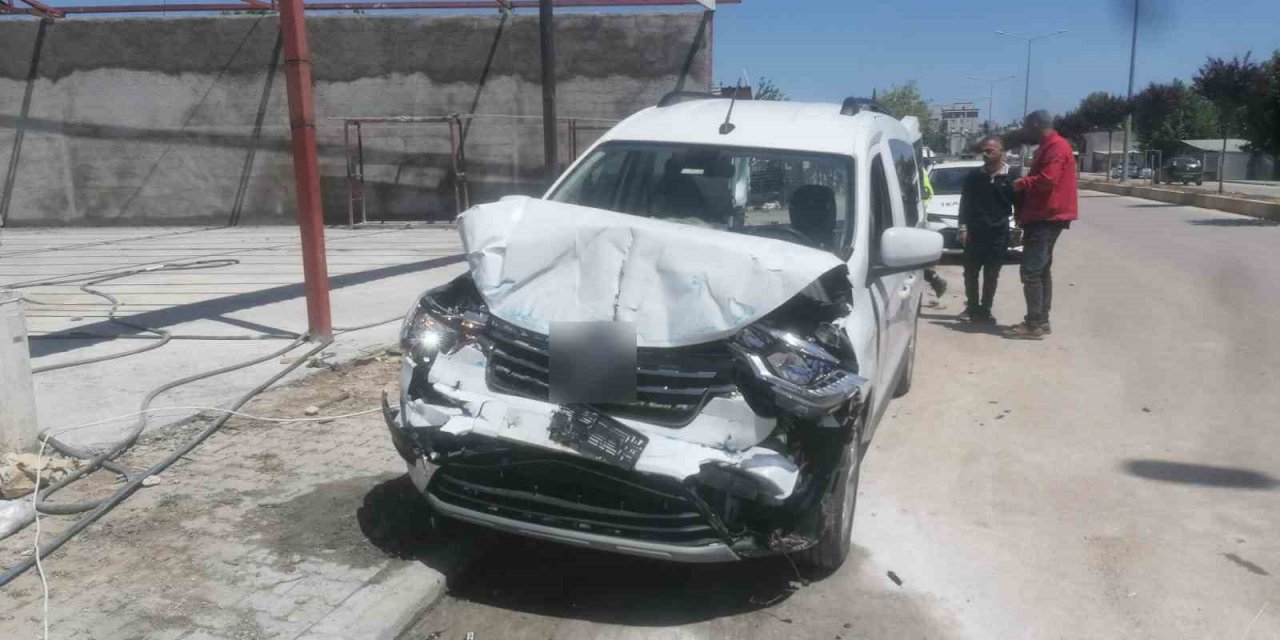 Başı dönen sürücünün kullandığı hafif ticari araç yol kenarındaki su tankerine çarptı: 1 yaralı