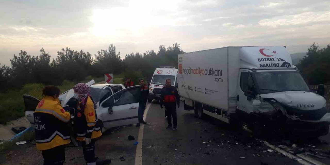 Bilecik’te otomobil ile kamyonet kafa kafaya çarpıştı: 1 ölü, 3 yaralı