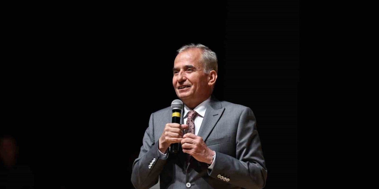 Camdan tesarlanan giysiler büyüledi